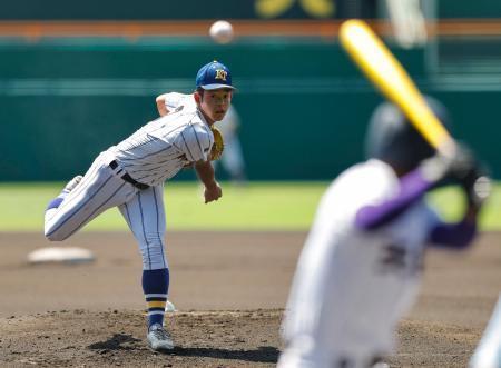 　天理戦に先発した健大高崎・佐藤＝甲子園