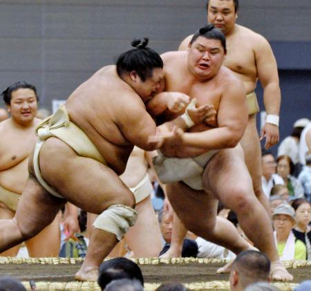 　大相撲夏巡業の朝稽古で藤凌駕（左）と相撲を取る大の里＝宮城県気仙沼市