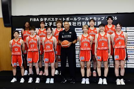 　バスケットボール女子Ｗ杯に臨む日本代表の田中（前列左から３人目）、後藤（同右端）ら。中央はゲインズ監督＝２０日、東京都内