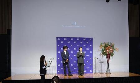 囲み取材を行う清水希容さん（右）と鈴木福＝ＴＯＤＡ　ＨＡＬＬ＆ＣＯＮＦＥＲＥＮＣＥ　ＴＯＫＹＯ