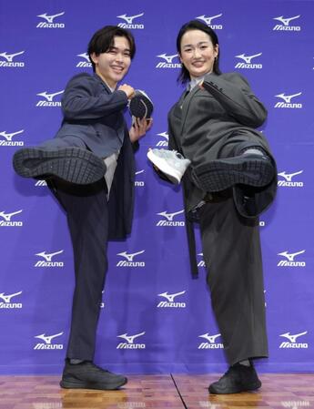 シューズを手に前蹴りのポーズをとる鈴木福（左）と清水希容さん＝ＴＯＤＡ　ＨＡＬＬ＆ＣＯＮＦＥＲＥＮＣＥ　ＴＯＫＹＯ（撮影・棚橋慶太）