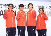 １９日のアジア競技大会結団式ポーズをとる（左から）上野由岐子、後藤希友、三輪さくら、石川恭子（撮影・石井剣太郎）