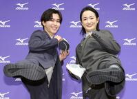 前蹴りのポーズを決める鈴木福（左）と清水希容さん（撮影・棚橋慶太）