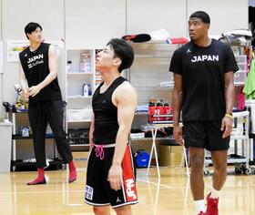 　練習に参加した（左から）渡辺雄、河村、八村（撮影・山本鋼平）