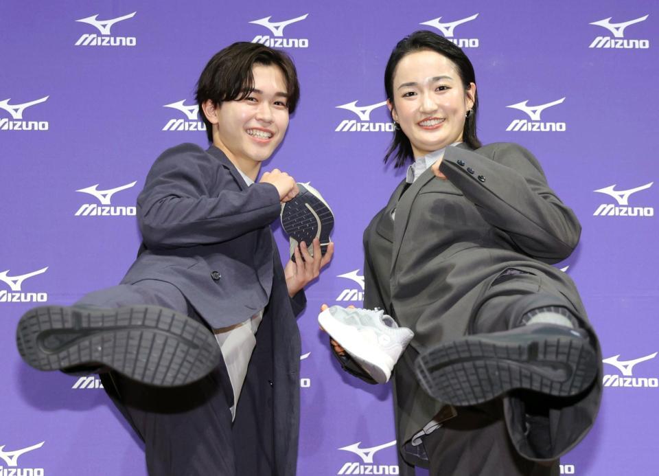前蹴りのポーズを決める鈴木福（左）と清水希容さん（撮影・棚橋慶太）
