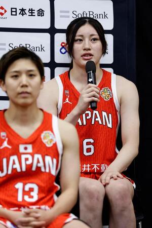 記者会見するバスケットボール女子Ｗ杯日本代表の後藤（奥）