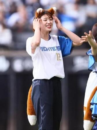 きつねダンスを踊る野中瑠衣＝６月２１日