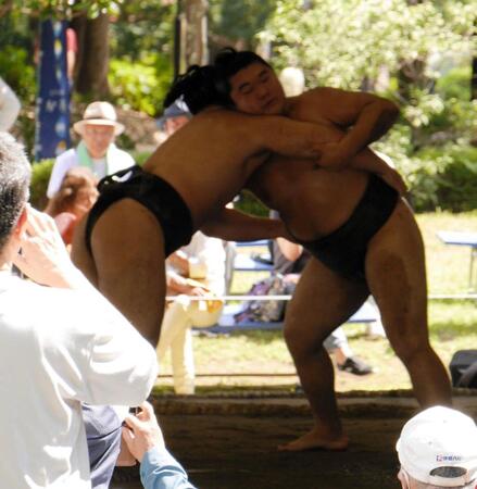 相撲を取る朝力丸（右）