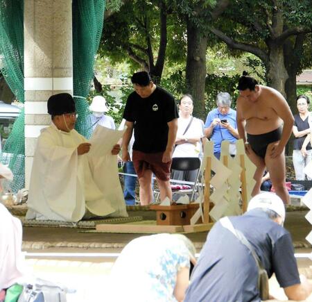 合宿最初の土俵祭に臨む高砂親方（右奥から２人目）