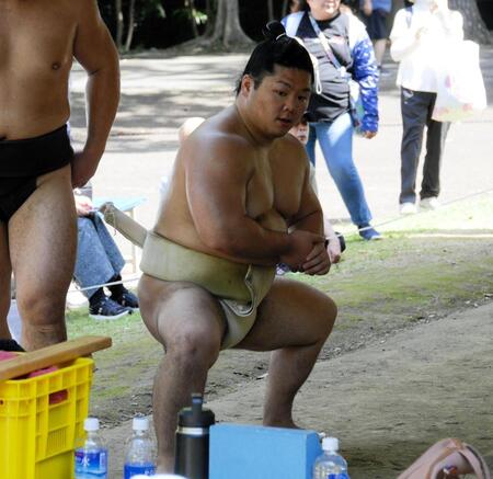 腰を下ろす朝翠龍