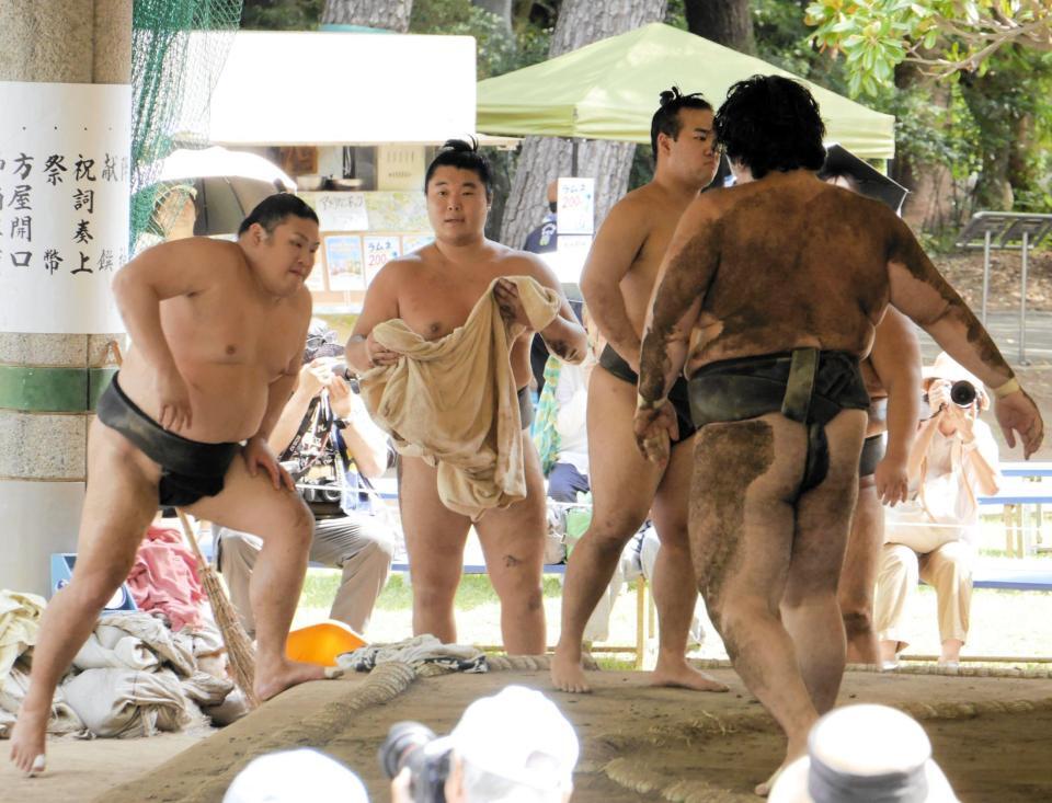 稽古で汗を流す朝力丸（左から２人目）