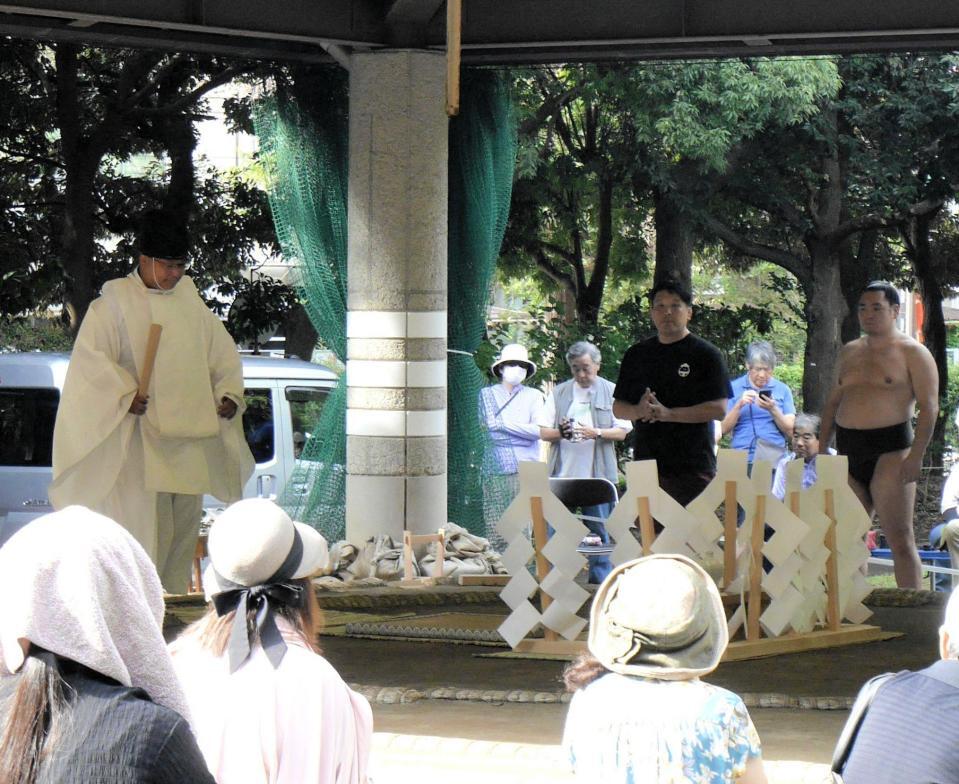 合宿最初の土俵祭に臨む高砂親方（右奥から２人目）