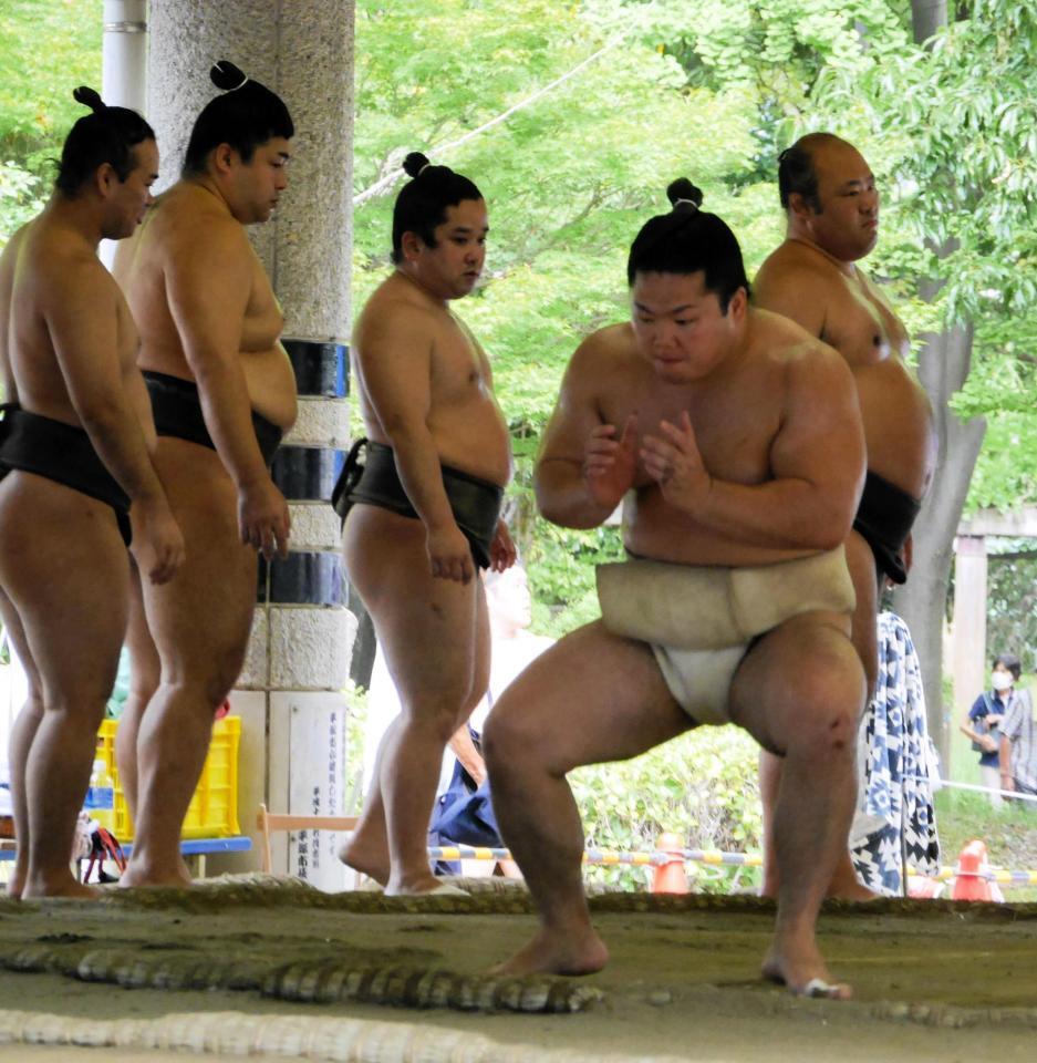 すり足を行う朝翠龍（手前）