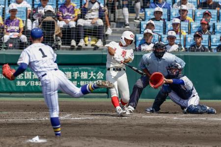 　智弁和歌山-健大高崎　２回裏智弁和歌山２死三塁、長友が右越えに適時二塁打を放つ。投手石垣、捕手大岩＝甲子園