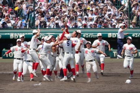 　第１０８回全国高校野球選手権大会決勝で健大高崎を破り、５年ぶり４度目の優勝を果たして喜ぶ智弁和歌山ナイン＝２２日、甲子園球場