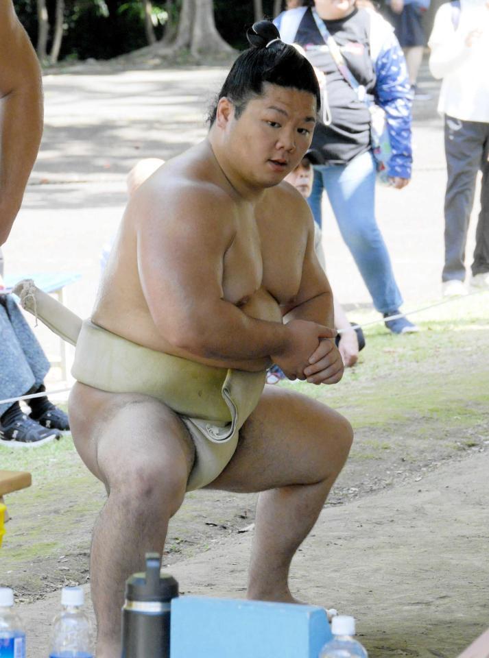 　腰を下ろす朝翠龍