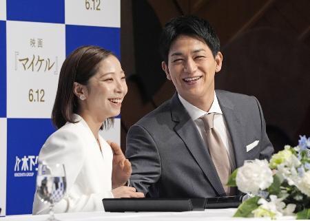 　現役引退の記者会見で笑顔を見せる、フィギュアスケート・ペアの三浦璃来（左）、木原龍一組＝２０２６年４月