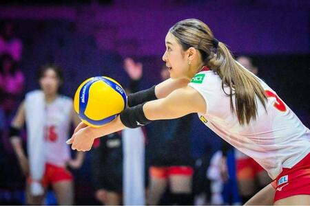 レシーブする佐藤淑乃　©Ｖｏｌｌｅｙｂａｌｌ　Ｗｏｒｌｄ