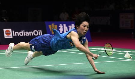 　女子シングルス決勝　安洗塋と対戦する山口茜＝ニューデリー（ロイター＝共同）