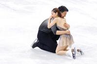 フリーの演技を終え、抱き合う三浦璃来さん（右）、木原龍一氏＝２月