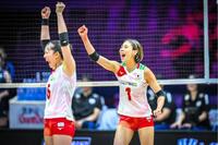 得点が決まり喜ぶ和田（右）と関（左）　©Ｖｏｌｌｅｙｂａｌｌ　Ｗｏｒｌｄ