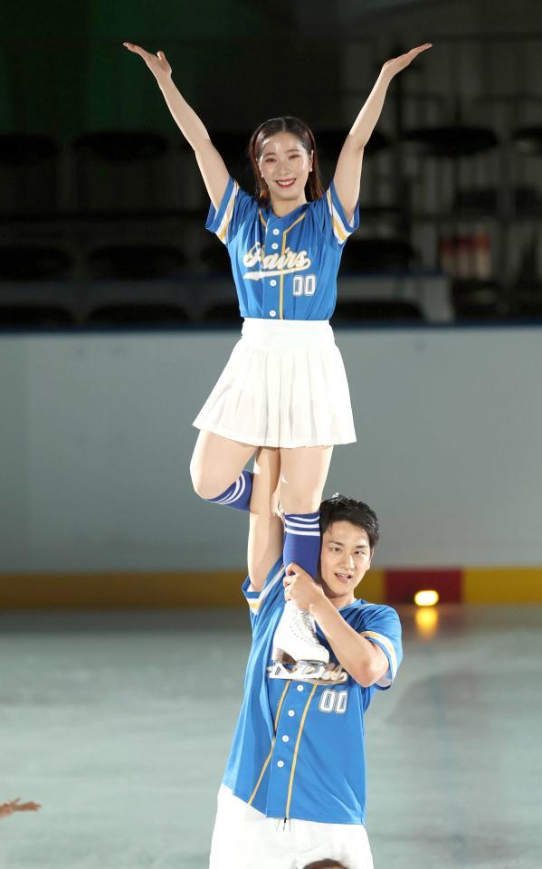 初プロデュースのアイスショーで演技する三浦璃来さんと木原龍一さん＝７月