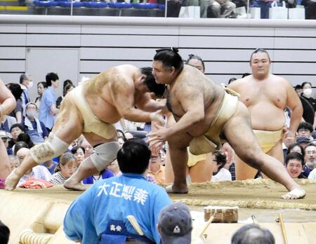 宇良（左）に胸を出す高安