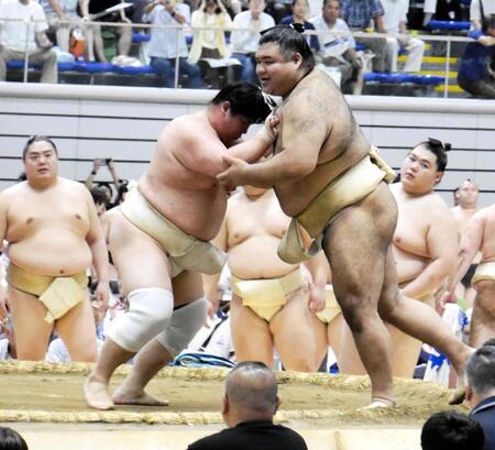 ぶつかりで高安を押す宇良
