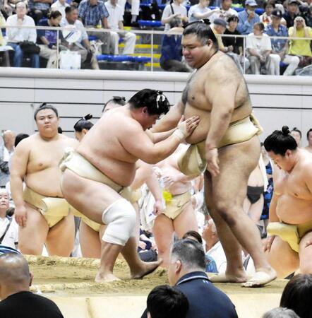 ぶつかりで高安を押す宇良