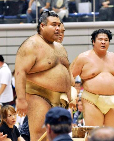 大相撲夏巡業の朝稽古で左脚の付け根を痛めた高安（左）