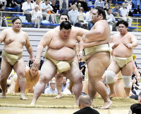 申し合いで一意を押し出す熱海富士