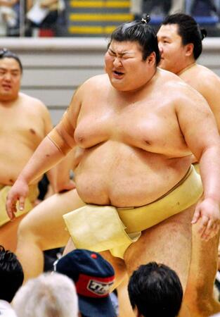 大相撲夏巡業の朝稽古で苦しそうな表情を浮かべる熱海富士