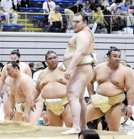 土俵で体を動かす安青錦