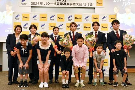　柔道の世界選手権代表の壮行会で写真に納まる（後列左から）阿部詩、素根輝、永山竜樹、阿部一二三、武岡毅、田嶋剛希＝２４日、東京都内