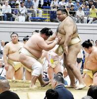 ぶつかりで高安を押す宇良