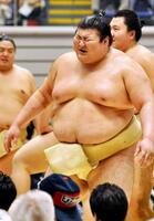 大相撲夏巡業の朝稽古で苦しそうな表情を浮かべる熱海富士