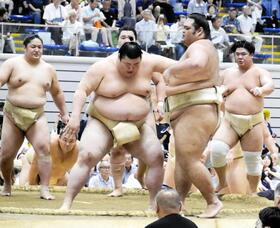 申し合いで一意を押し出す熱海富士