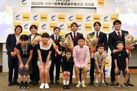 　柔道の世界選手権代表の壮行会で写真に納まる（後列左から）阿部詩、素根輝、永山竜樹、阿部一二三、武岡毅、田嶋剛希＝２４日、東京都内