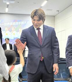 所属のパーク24が開いた壮行会で子どもとハイタッチする阿部一二三