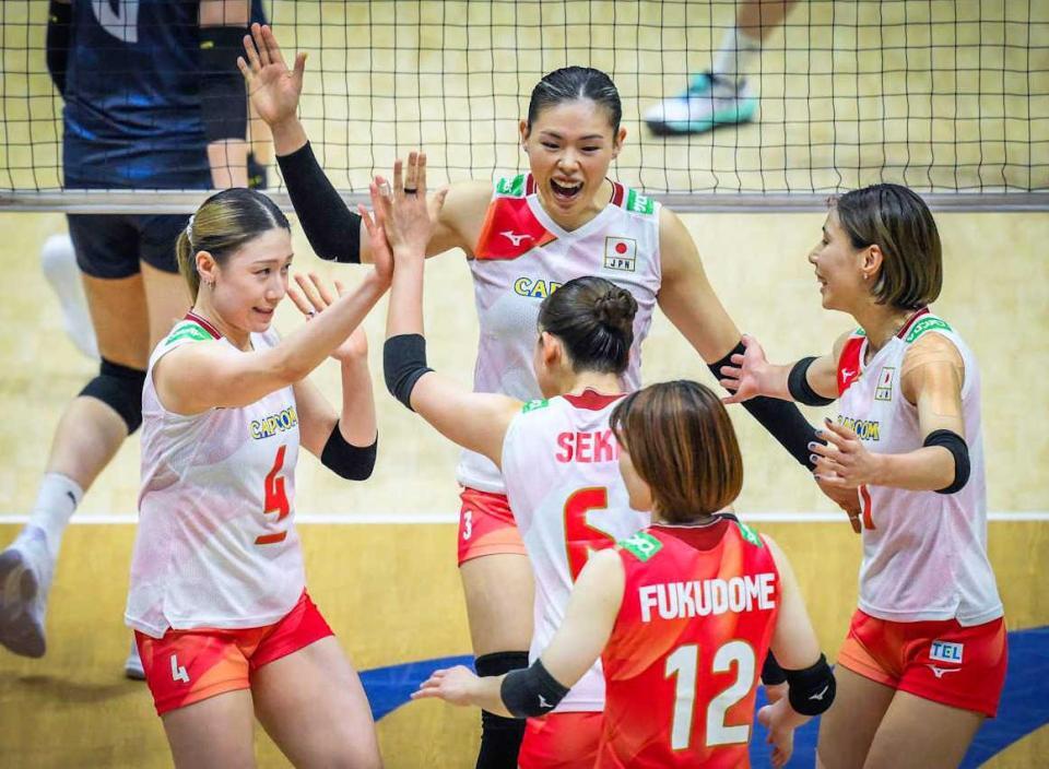 　韓国戦でタッチを交わす石川（左端）ら（ＶｏｌｌｅｙｂａｌｌＷｏｒｌｄ提供）