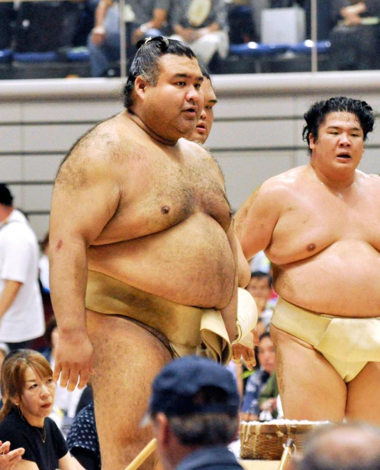 大相撲夏巡業の朝稽古で左脚の付け根を痛めた高安（左）