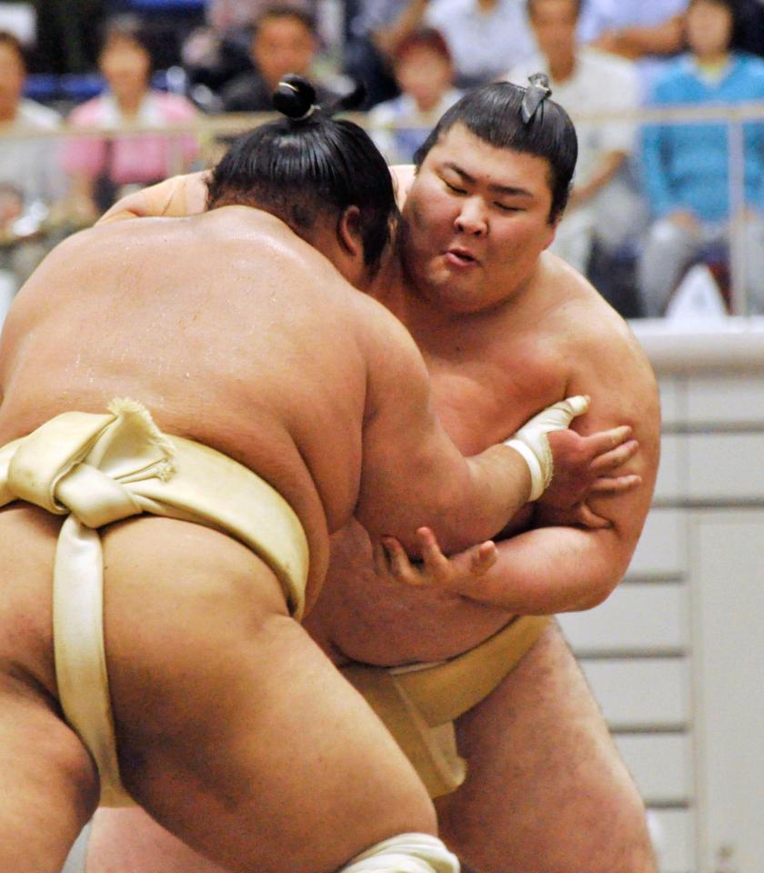 大相撲夏巡業の朝稽古で相撲を取る熱海富士（右）