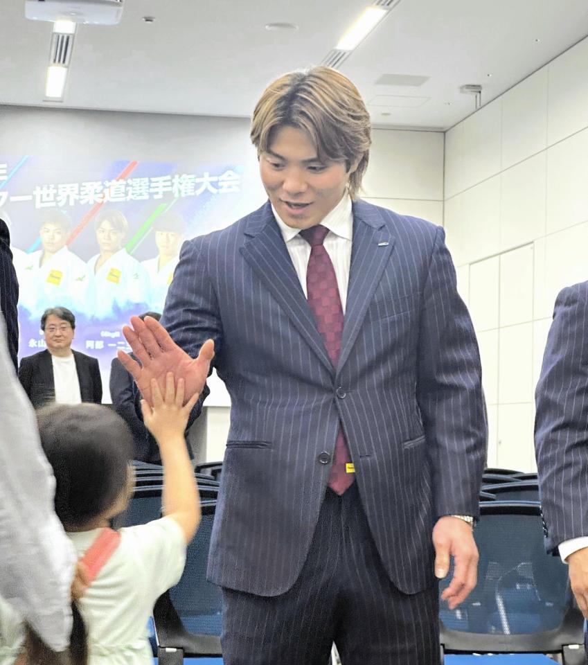 所属のパーク24が開いた壮行会で子どもとハイタッチする阿部一二三