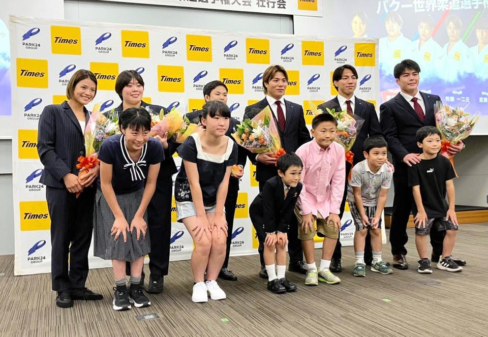 パーク24が開いた壮行会に出席した（後列左から）阿部詩、素根輝、永山竜樹、阿部一二三、田嶋剛希