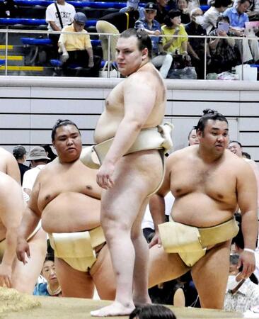 　土俵で体を動かす安青錦（撮影・山本鋼平）