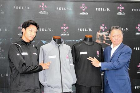 大経大・原口（左）とスポンサー契約を締結した明石ユニフォームカンパニーの柴田専務取締役