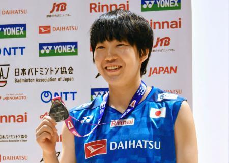 　世界選手権で獲得した銀メダルを手にするバドミントン女子シングルスの山口茜＝２５日、東京都大田区