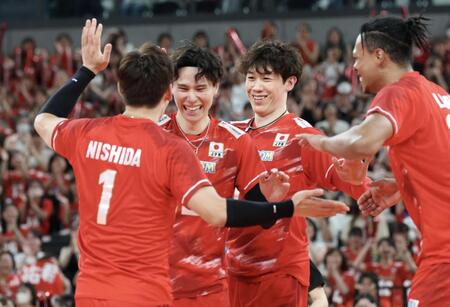 第２セット、石川祐希（中央右）のスパイクが決まり喜ぶ日本代表（撮影・伊藤笙子）