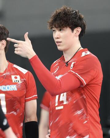 ウォーミングアップ中、選手に指示を出す石川祐希（撮影・伊藤笙子）