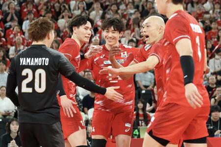 第１セット、ポイントをとり喜ぶ石川祐希（中央）ら日本代表（撮影・伊藤笙子）